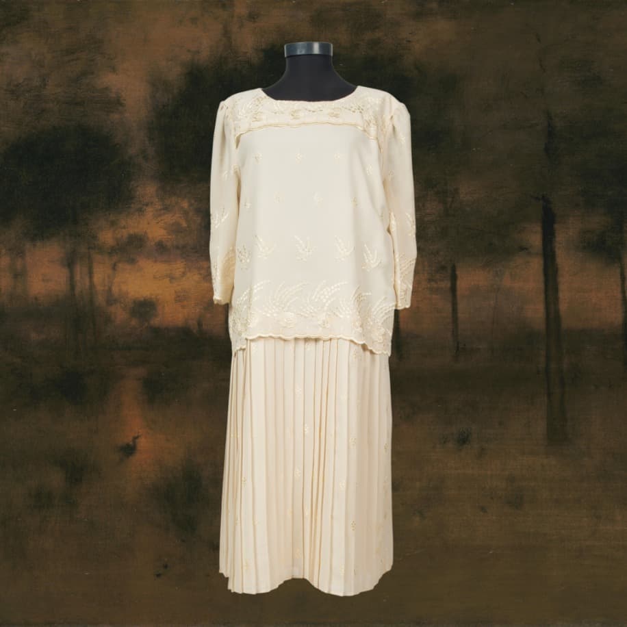 NAKIŞLI PİLİSELİ EKRU ELBİSE